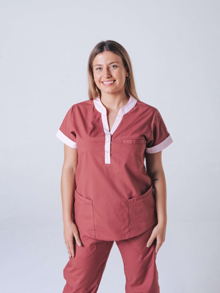 Ambo Zoe bordo y rosa - Master Uniformes