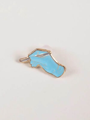 Pin metálico manito bisturí